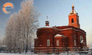 Одно из главных украшений Окуловки — храм святого благоверного князя Александра Невского, построенный в 1900-1901 годах. Высота его колокольни вместе с крестом составляет 37 метров.